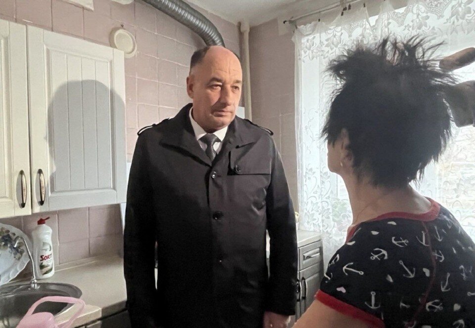     Глава администрации Каменска-Шахтинского проверил качество воды в районах города. Фото: пресс-служба администрации Каменска-Шахтинского.