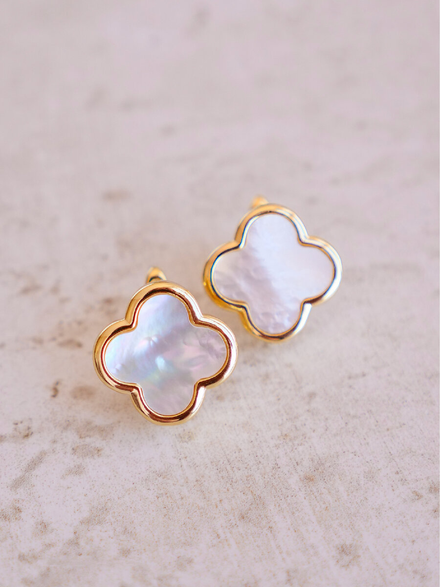 Серьги в виде клевера четырехлистника от бренда NOIMA, качественная фурнитура с золотым покрытием в гармонии с энергией Марса, сглаженная натуральным перламутром, имеющим успокаивающий эффект