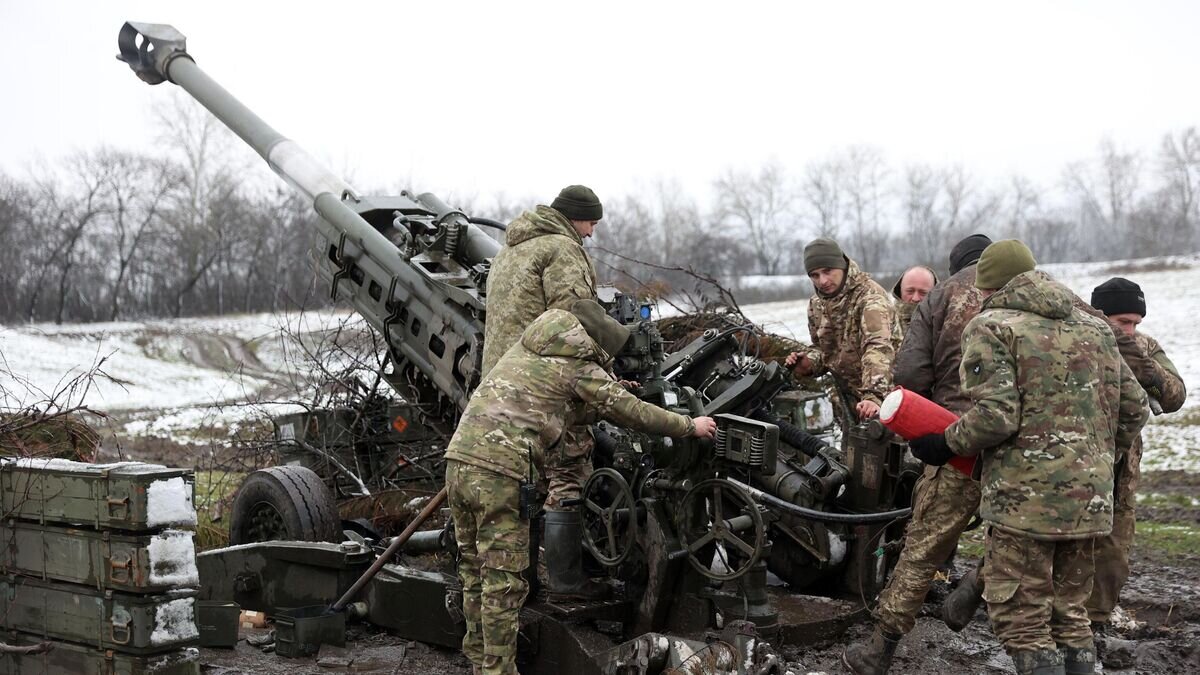    Украинские артиллеристы перезаряжают гаубицу M777© AFP 2022 / Anatolii Stepanov