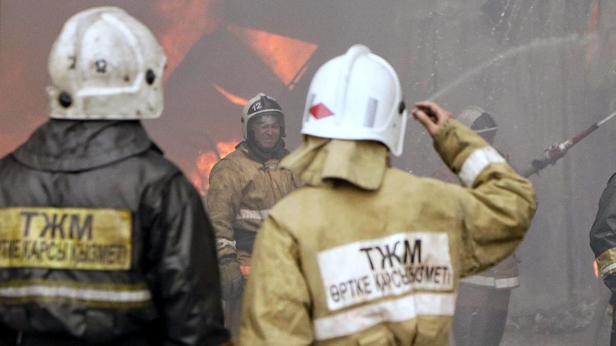    Пожарные на месте возгорания:NUR.KZ/Петр Карандашов
