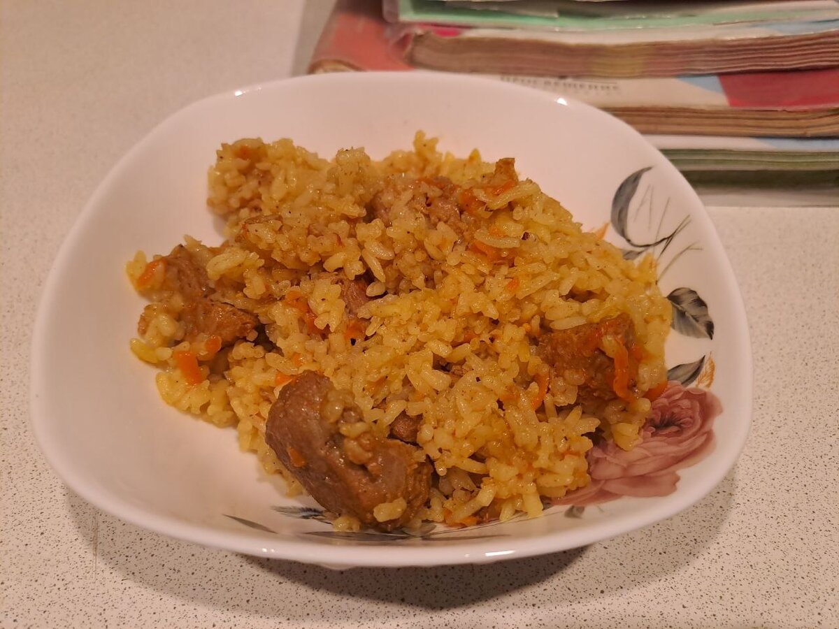 Я сегодня готовила плов. Не устаю повторять, что я его очень люблю 😋 И опять давно его не готовила, месяц, а может даже два точно. 