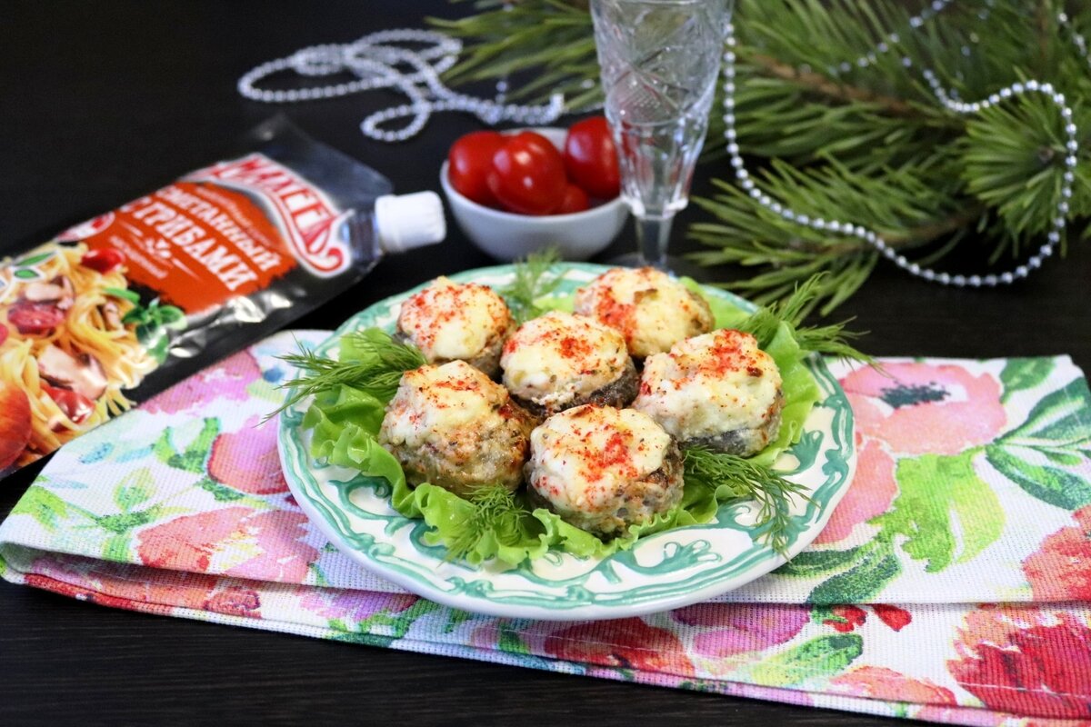    Шампиньоны запеченные, фетой с соусом махеевъ начинённые