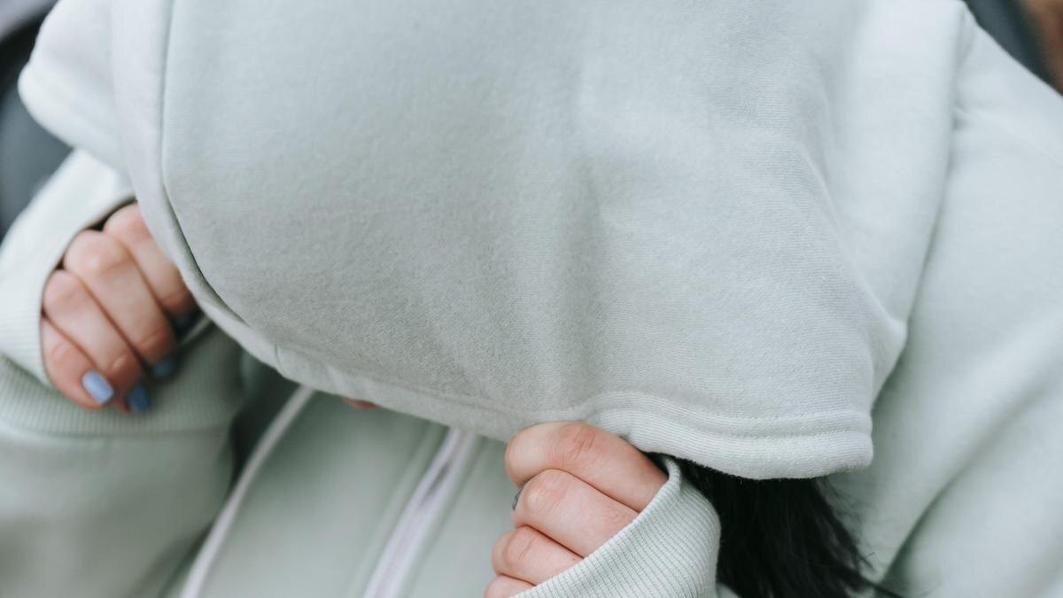    Женщина накрыла лицо капюшоном:pexels.com
