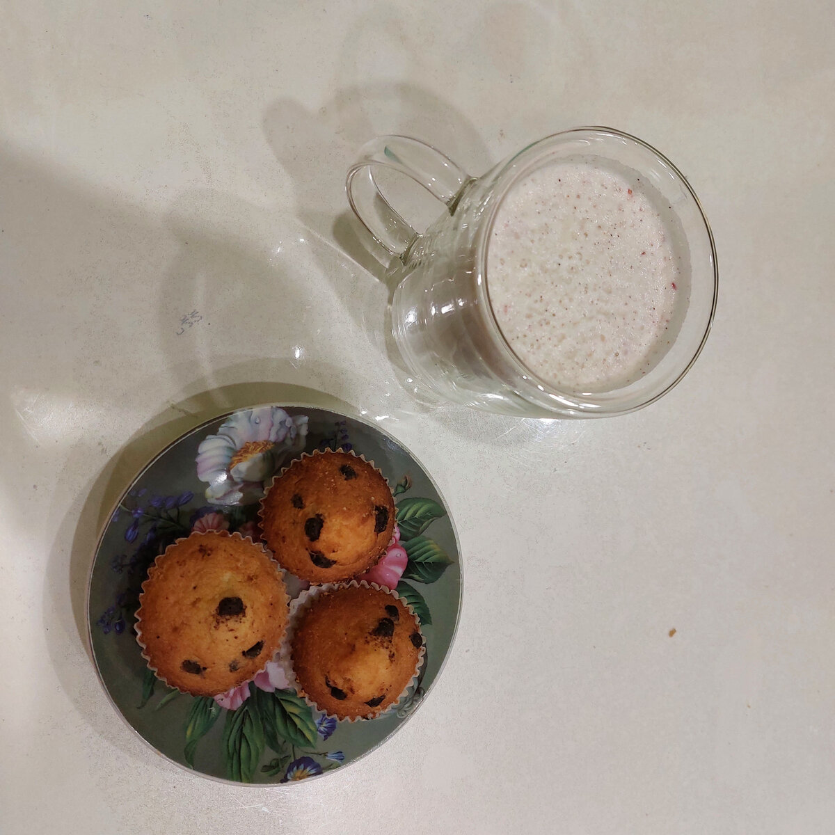 Завтрак: кексы и яблочный молочный коктейль.