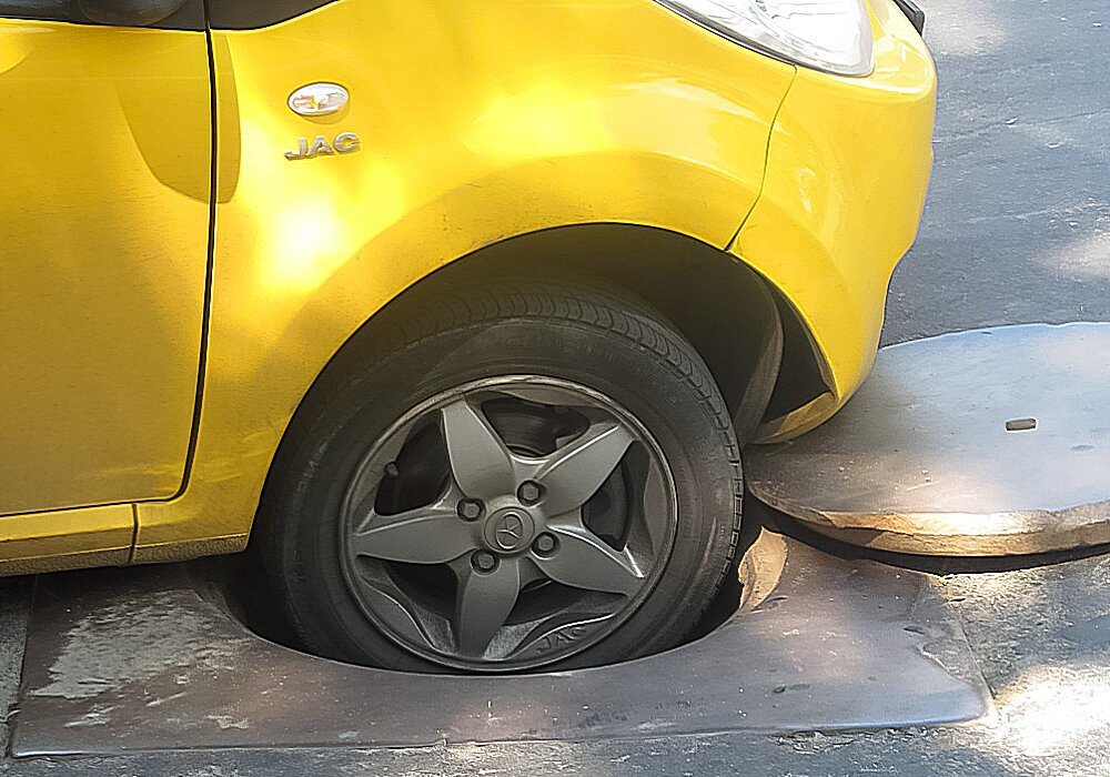 колесо в люке. колесо провалилось в люк. колесо провалилось в люк. попал колесом в открытый люк. машина провалилась в люк.