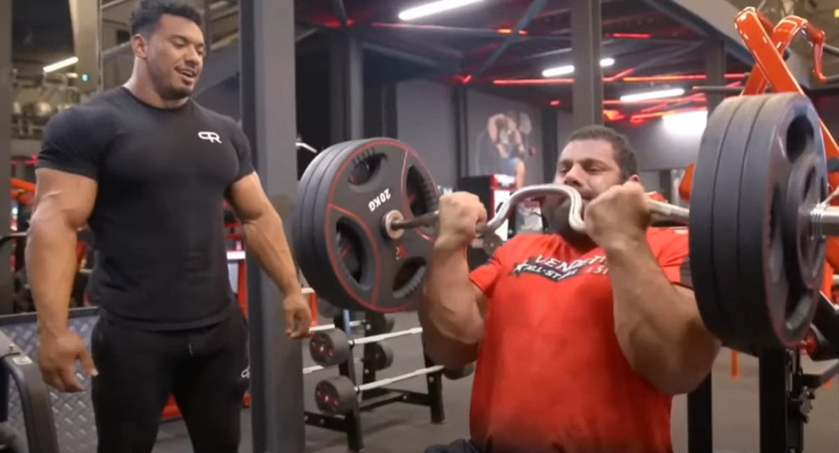 Леван Сагинашвили поднимает на бицепс сидя 135 кг!