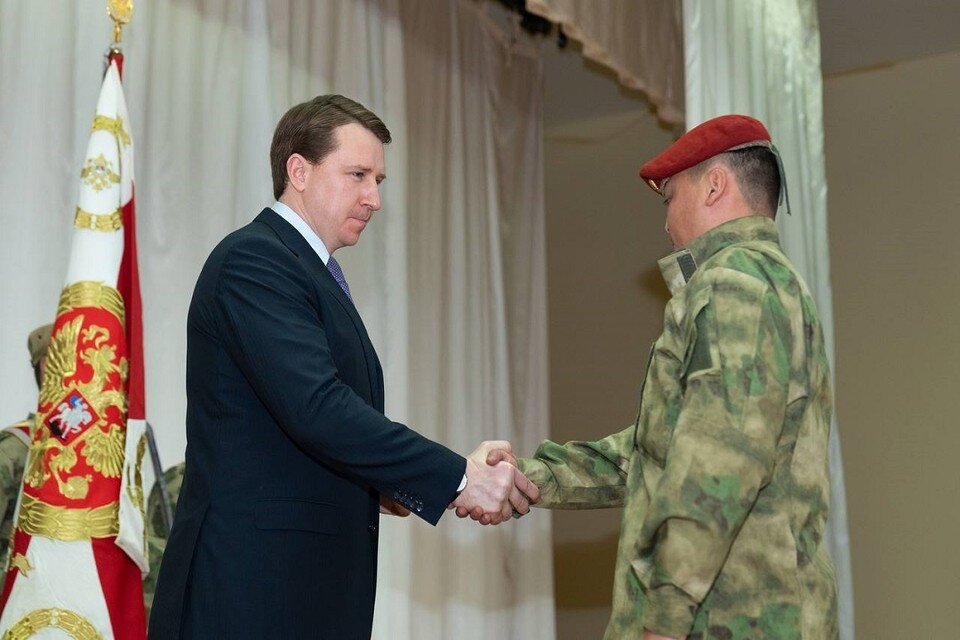     Чиновники наградили 60 сотрудников Росгвардии знаками «Признание и почет сочинцев». Фото: администрация Сочи