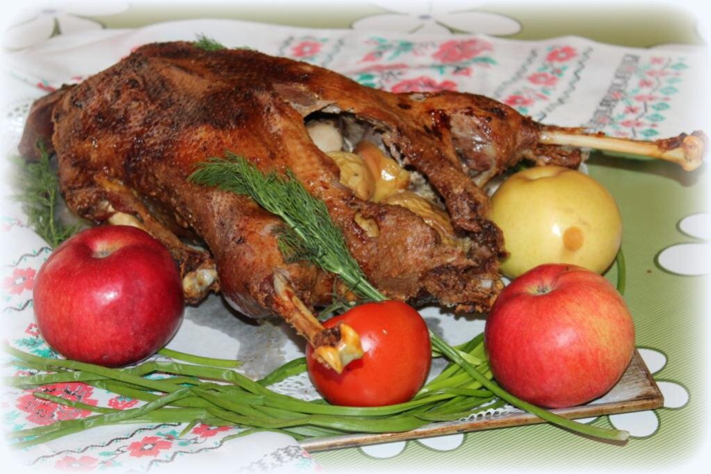 Запеченный гусь. Гусь с яблоками в духовке целиком. Гусь жареный в духовке. Мясо с яблоками в духовке и грушей. Утка фаршированная яблоками.