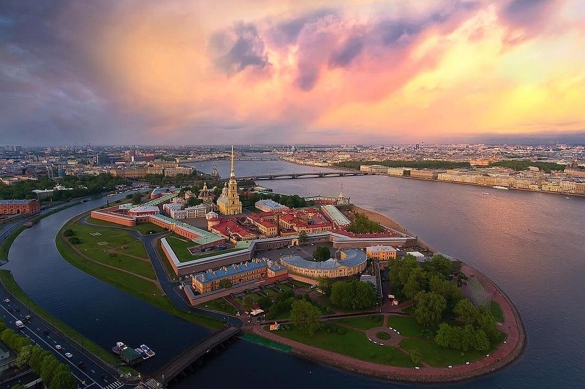 Как называется город возле. Санкт-Петербург Заячий остров Петропавловская крепость. Заячий остров Петропавловская крепость. Петропавловская крепость на реке Нева. Петропавловская крепость в Санкт-Петербурге вид сверху.