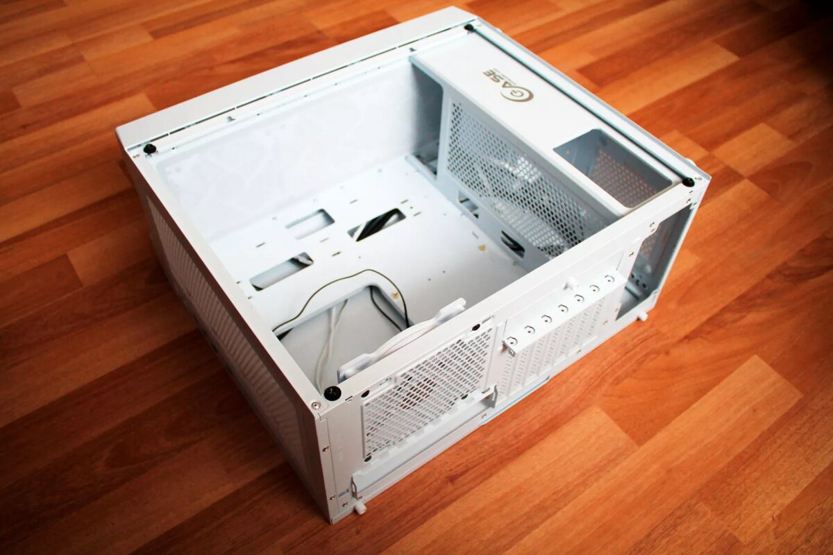 Mistral evo air. Корпус компьютера POWERCASE Mistral EVO White. Корпус Case POWERCASE. Управление кулерами корпуса POWERCASE. POWERCASE Mistral Edge