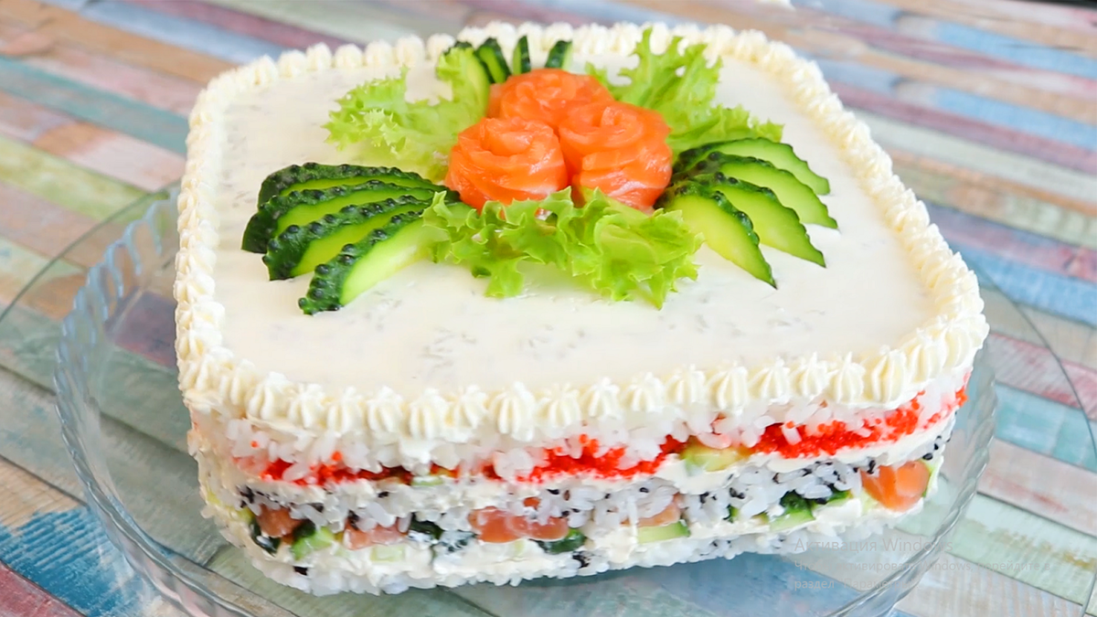 Этот суши-торт понравится всем гостям без исключения. Это настоящая изюминка праздничного стола.
