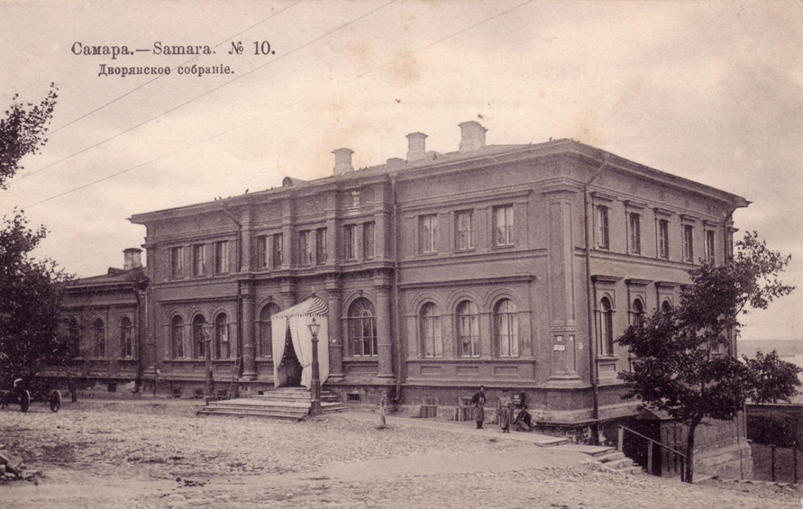 Дом Дворянского собрания (особняк Путилова), «в котором сосредотачиваются почти все зимние увеселения этого города».