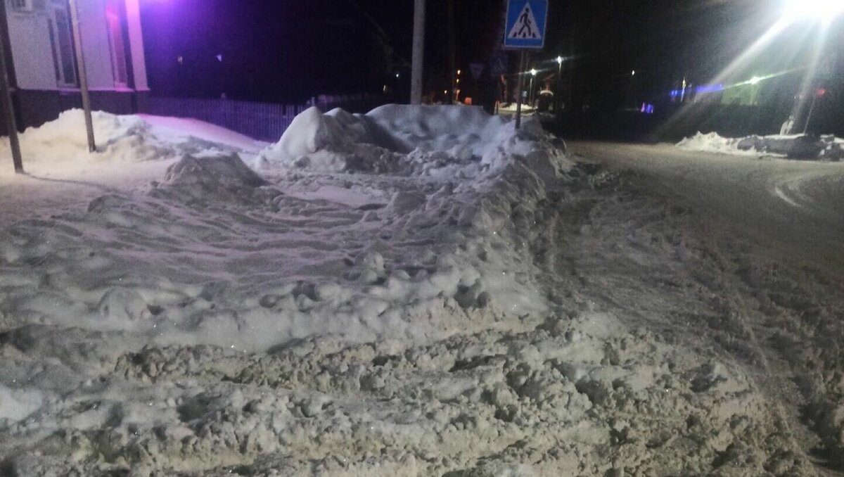     В поселке Балезино из-за неубранных от снега тротуаров страдают местные жители.