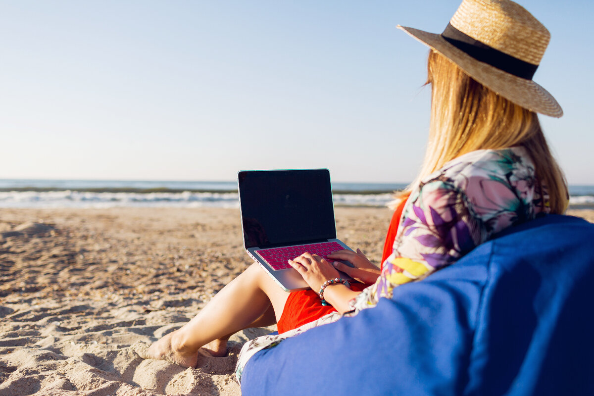<a href="https://ru.freepik.com/free-photo/beautiful-young-woman-working-with-laptop-on-the-tropical-beach_9686726.htm#&position=8&from_view=undefined">Изображение от svetlanasokolova</a> на Freepik