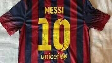     Нижегородец продает футболку с автографами Лионеля Месси, Хави Эрнандеса и Андреса Иньесты. За нее он просит 5,7 млн рублей. Информация об этом размещена на популярном портале с объявлениями.