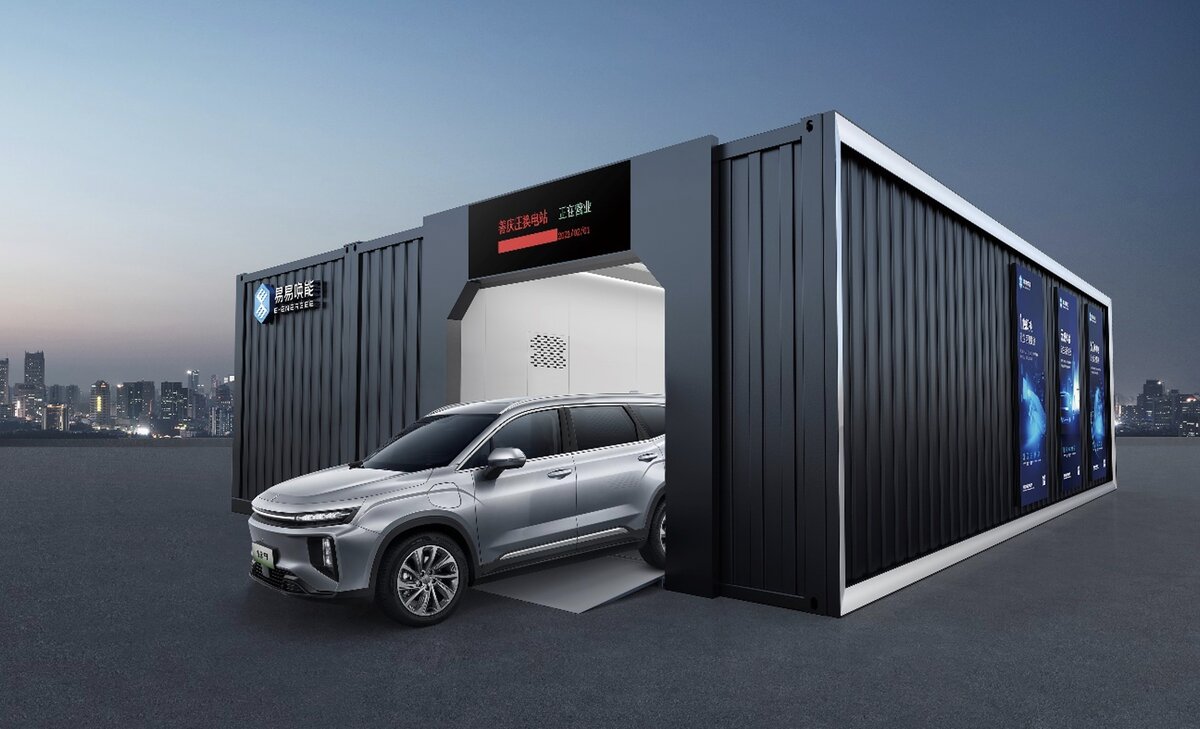 На фото: станция для быстрой замены батареи в электромобилях