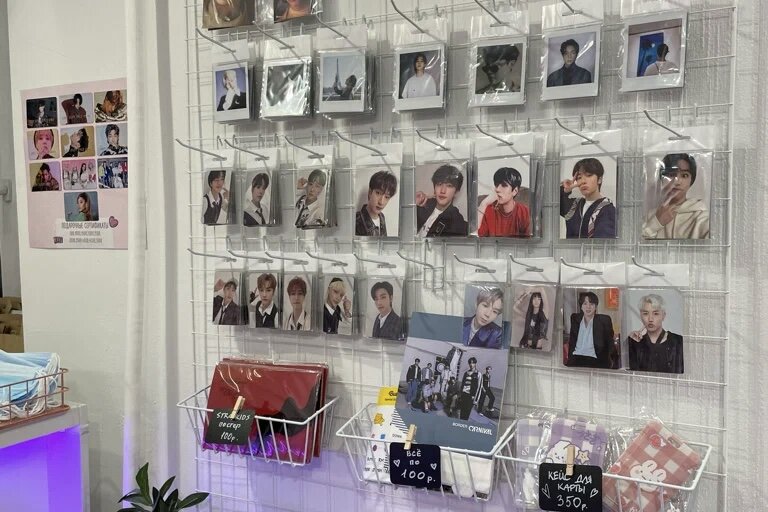 K-pop карты, выставленные у прилавка StarsStore