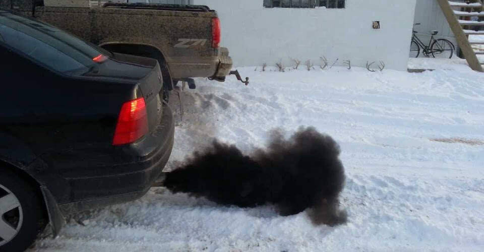 Черный выхлоп из глушителя