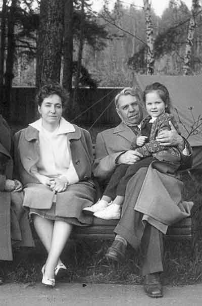 Маленькая Таня с мамой (на руках у дедушки маршала Василевского)