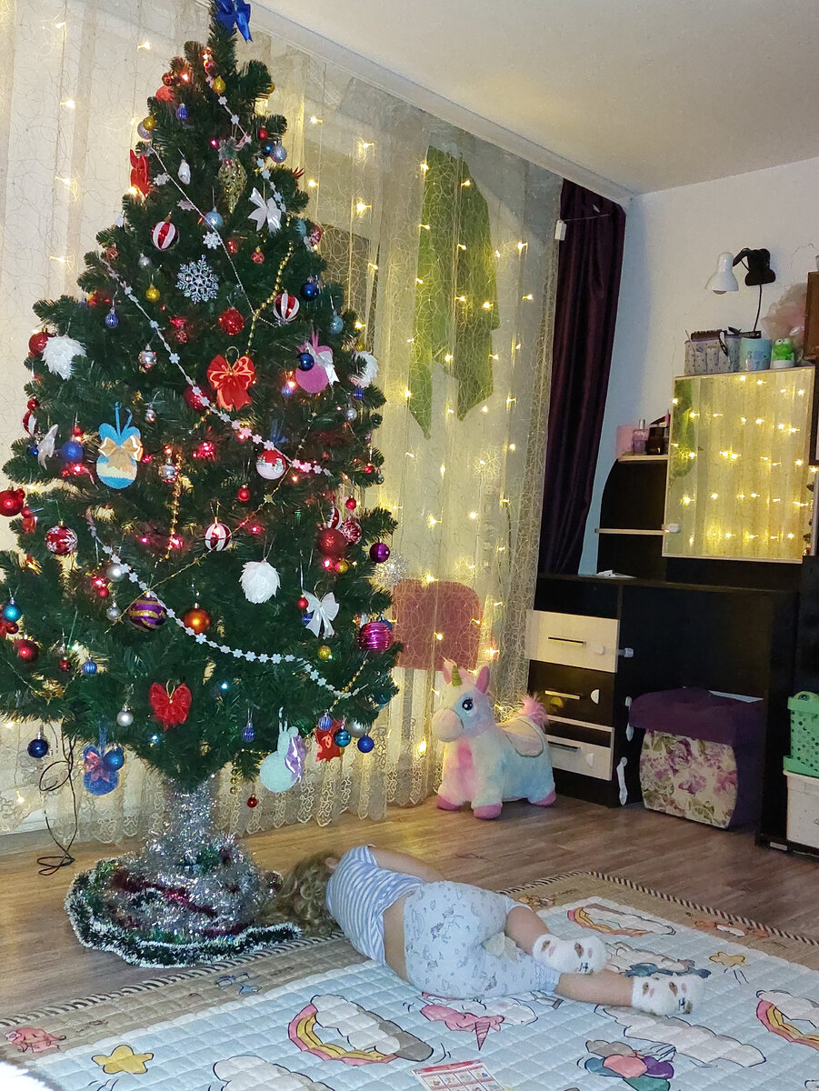Наряжала ёлку и устала)))