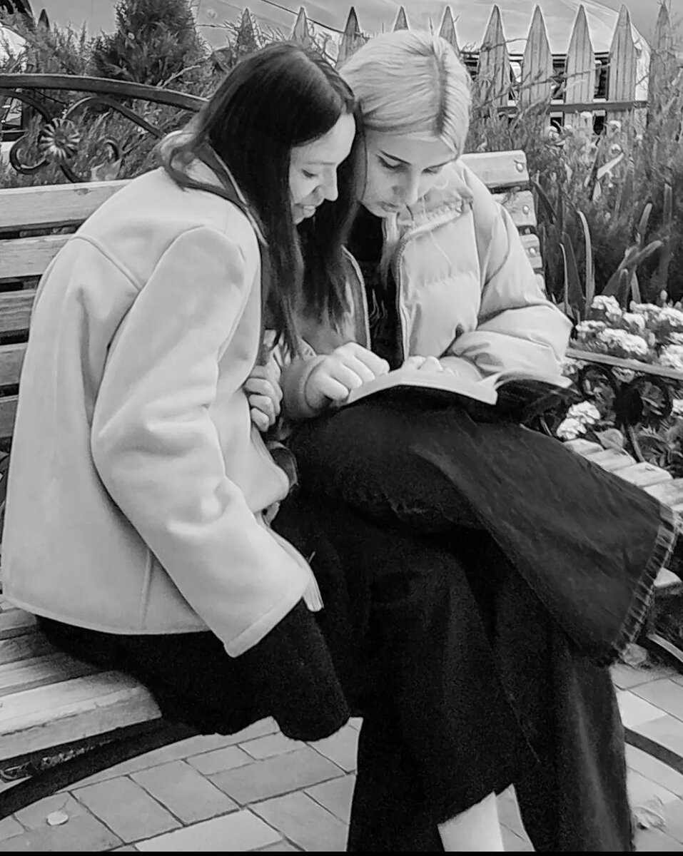 Девочки зачиталась в библиотечном сквере