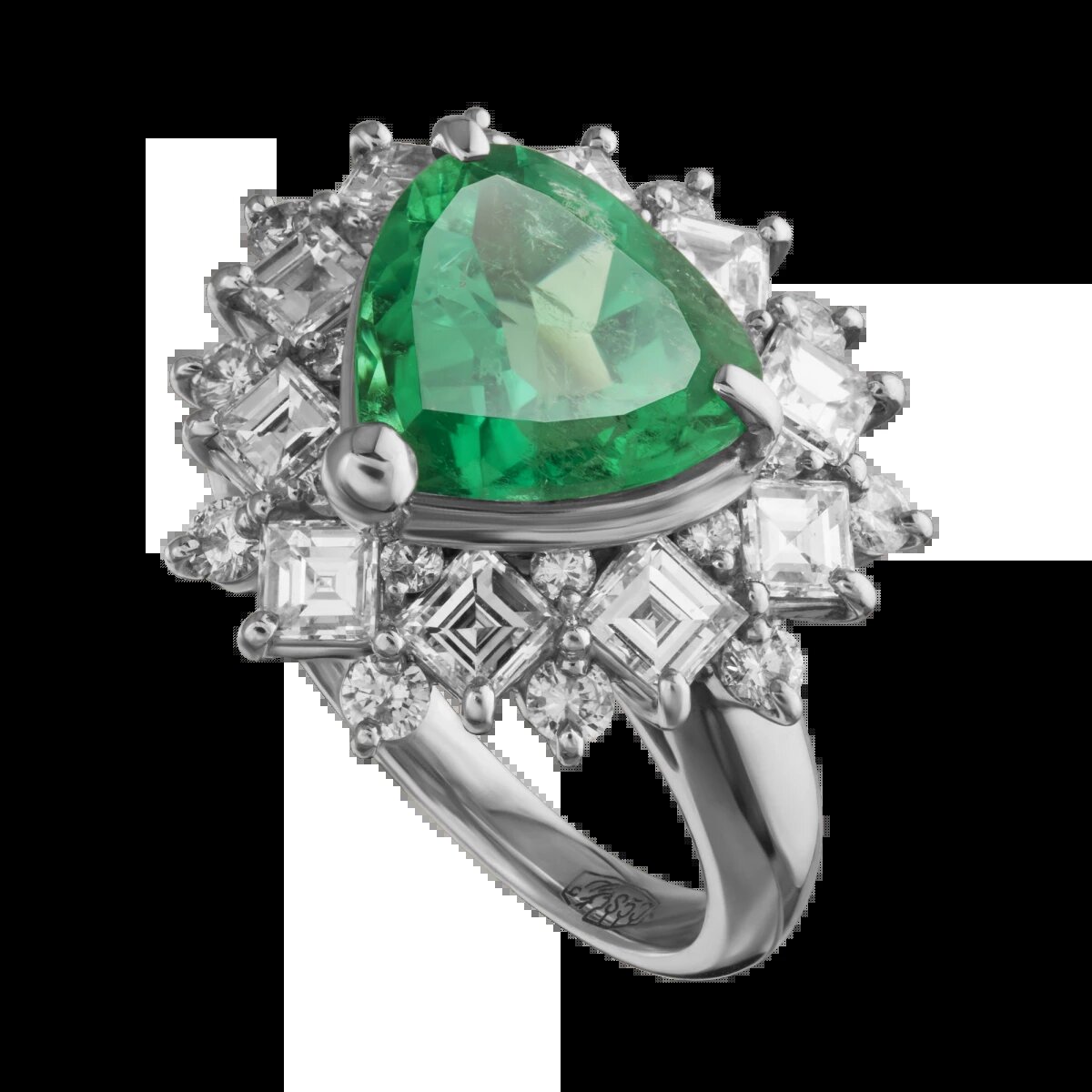 На фото: Кольцо с колумбийским изумрудом "Анахата"