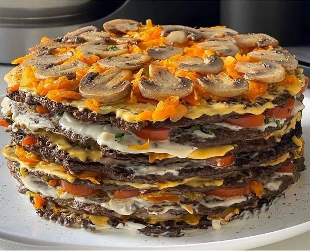 Вкусный и нарядный печёночный тортик🤨

Способ приготовления:
1 кг -говяжьей печени с одной луковицей пропустить через мясорубку.
Добавить три яйца, две ст. ложки сметаны, две столовые ложки с горкой муки, две ст.ложки подсолнечного масла, соль, душистый перец.
Обжарить блины с двух сторон на сухой сковороде.
⠀
Далее пассировать лук с морковкой и каждый слой смазать майонезом и переложить зажаркой.
Приятного аппетита!