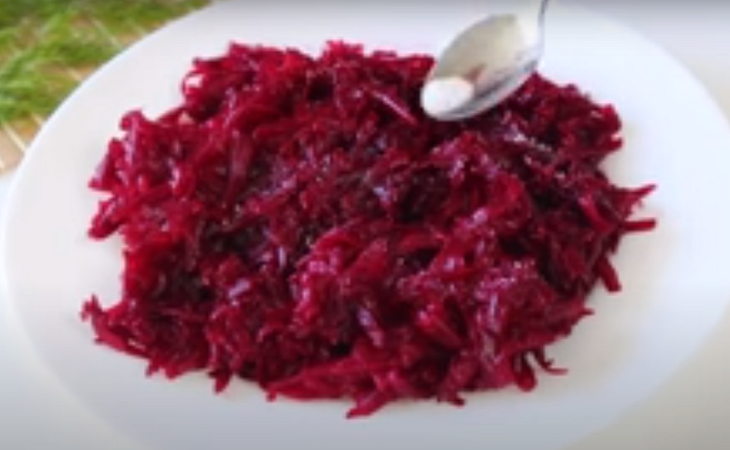 Красивый и вкусный новогодний салат с крабовыми палочками 