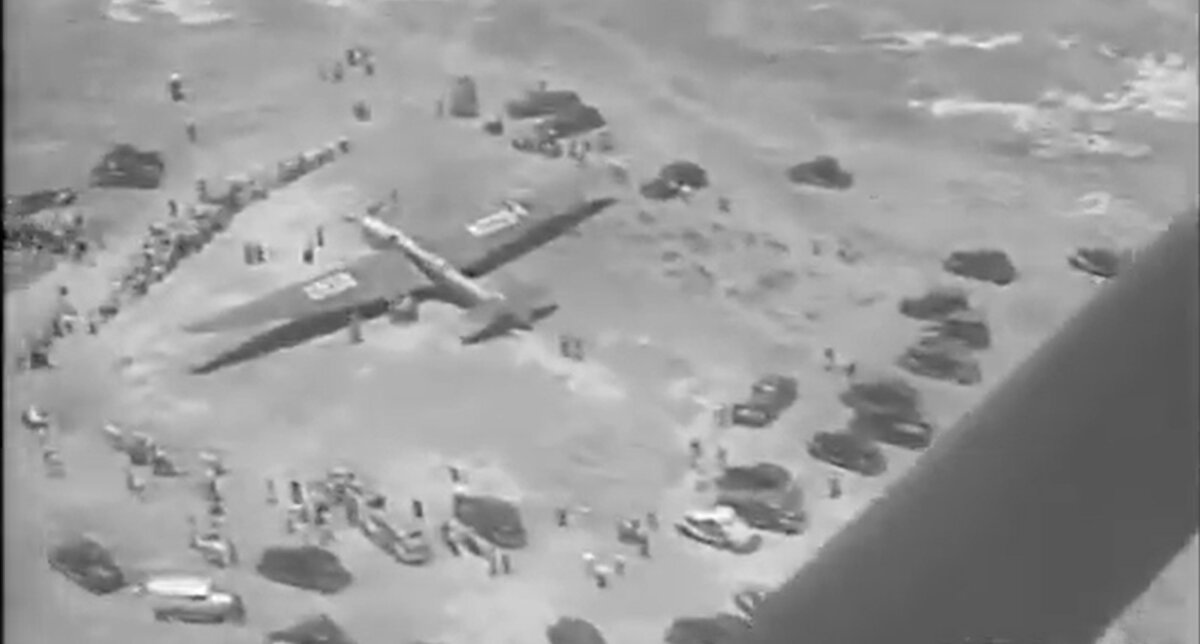 Самолет АНТ-25-1 на пастбище в Сан-Джасинто. Кадр из американской хроники.