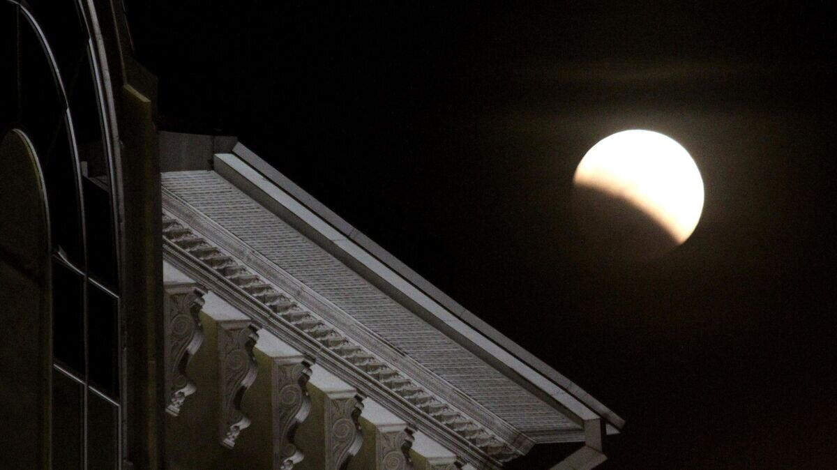    Полное лунное затмение© РИА Новости / Виталий Аньков