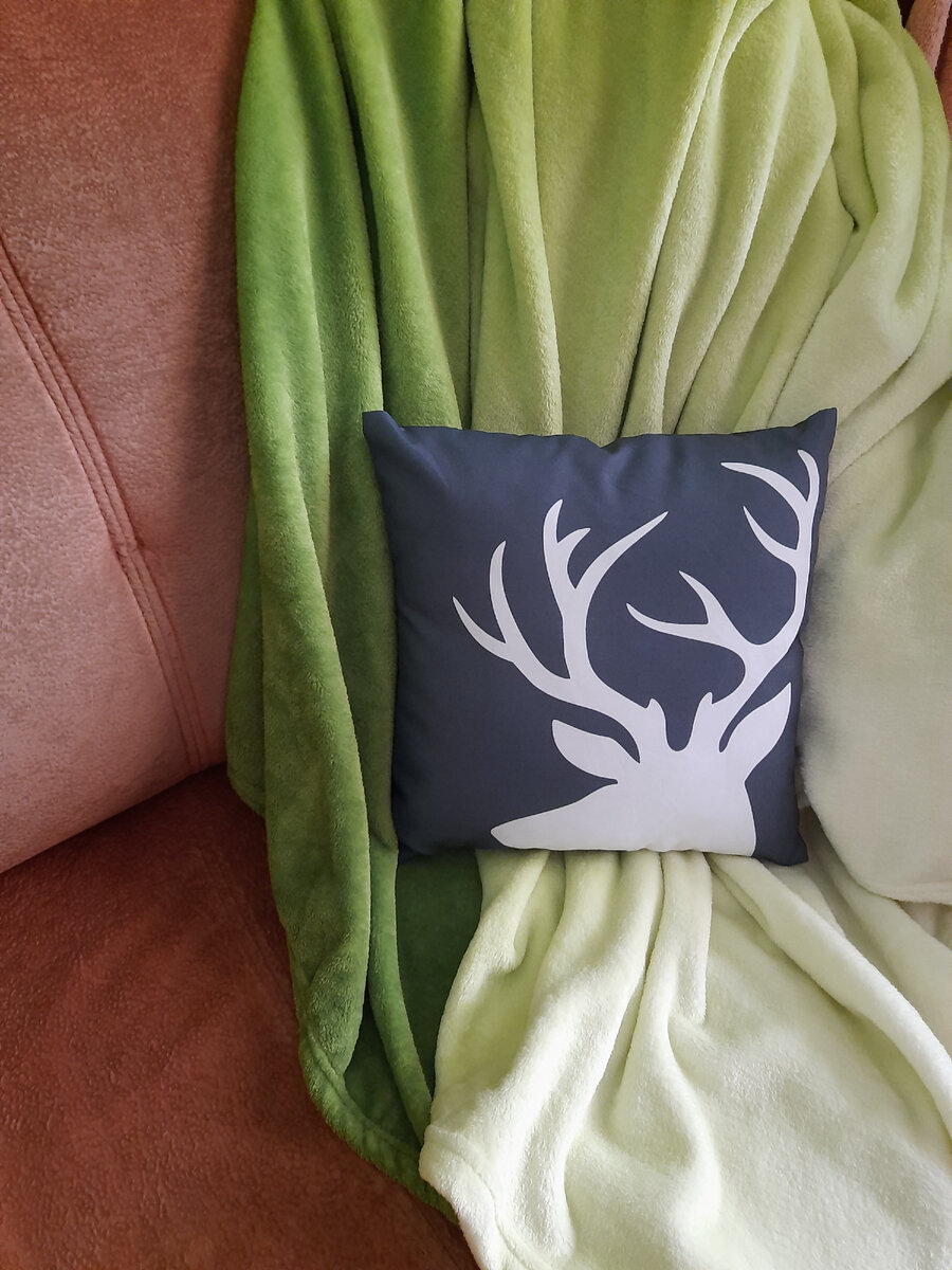 подушка с оленем