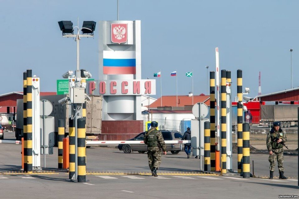     О порядке выезда несовершеннолетних за границу рассказали в управлении пограничной службы. Фото: evan-gcrm.livejournal.com