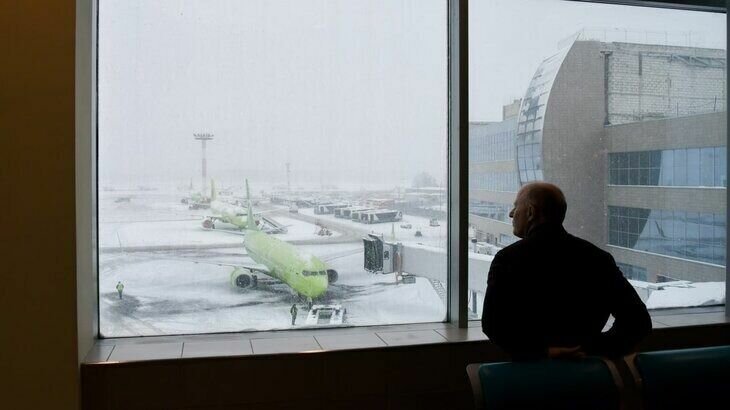     Вечером в пятницу, 30 декабря, в аэропортах Москвы задержали или отменили порядка полусотни рейсов. В столице мокрый снег, +2 градуса.