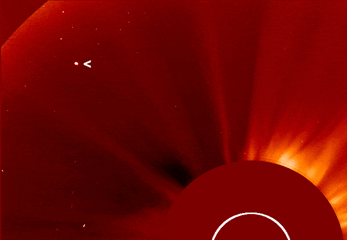 Необычный объект отмечен белой стрелкой. ©NASA