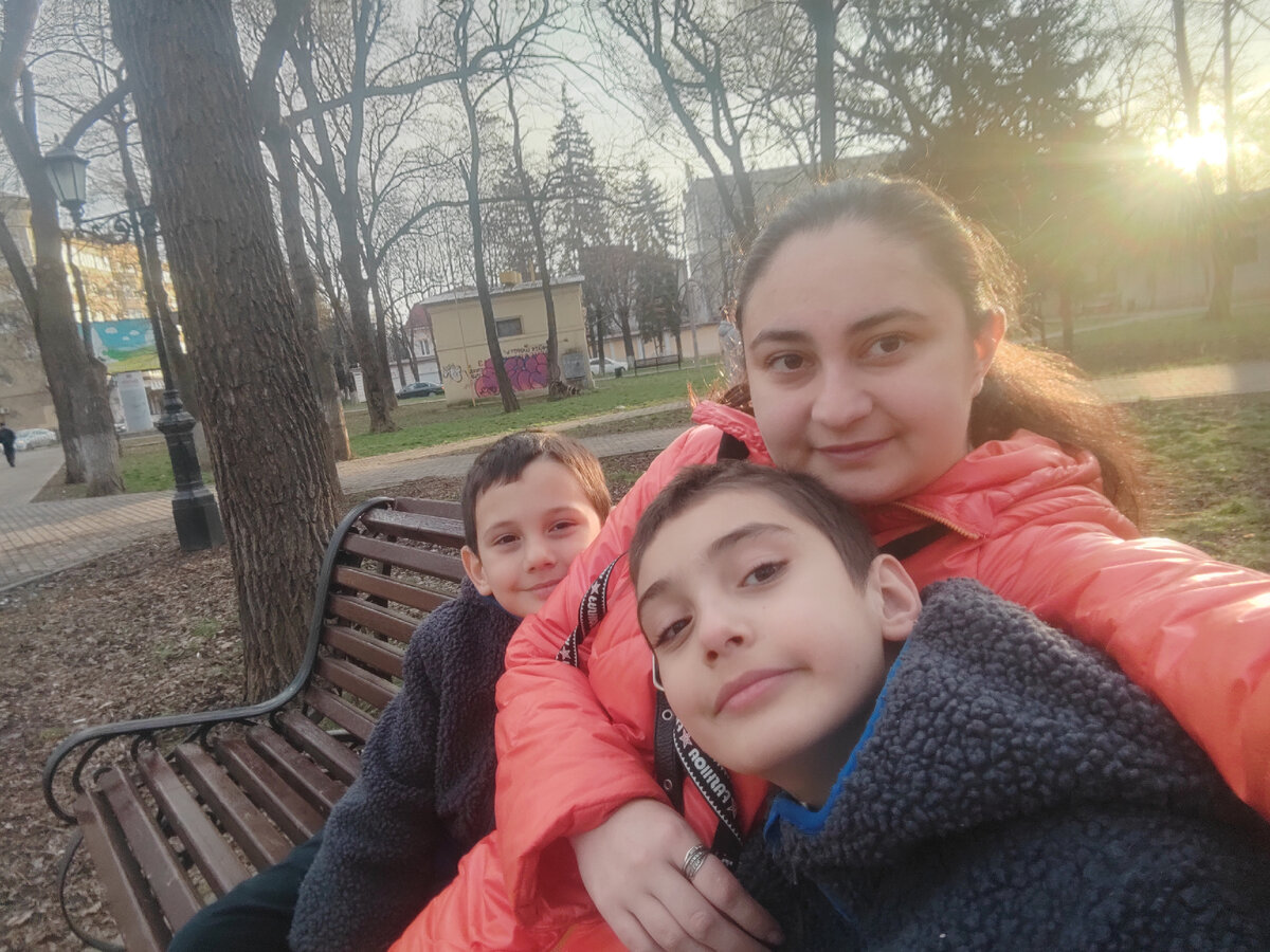 Тепло, мы без шапок, в кроссовках