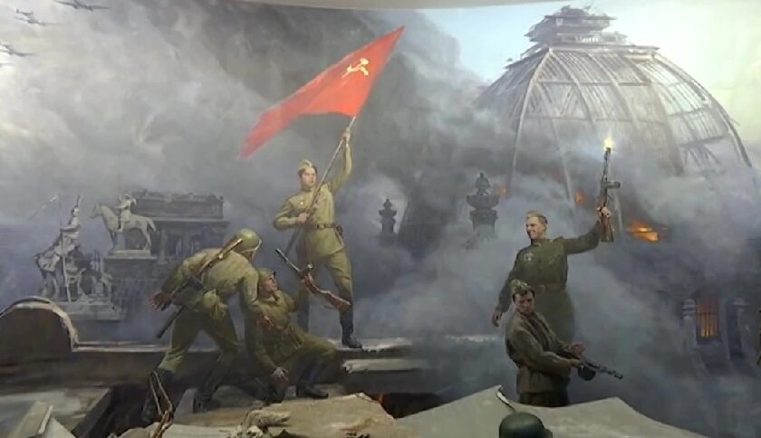 Знамя Победы над рейхстагом в мае 1945 года было красным