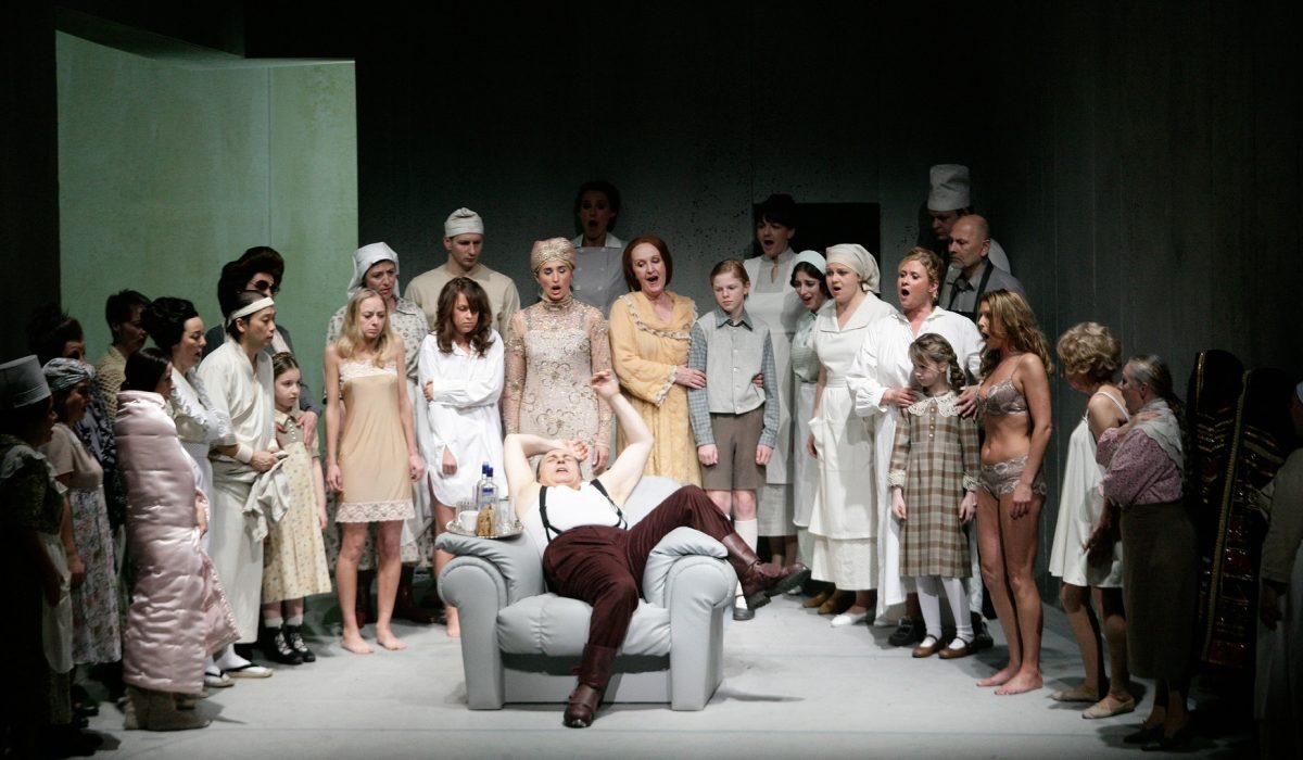    Ранний шедевр Дмитрия Чернякова – новаторская постановка классической русской оперы в мюнхенской Bayerische Staatsoper в 2007-м году Анастасия Прибутковская