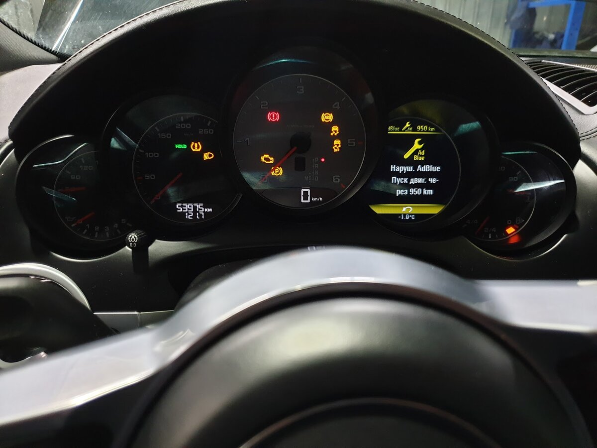 Надпись под жёлтым гаечным ключём как бы намекает