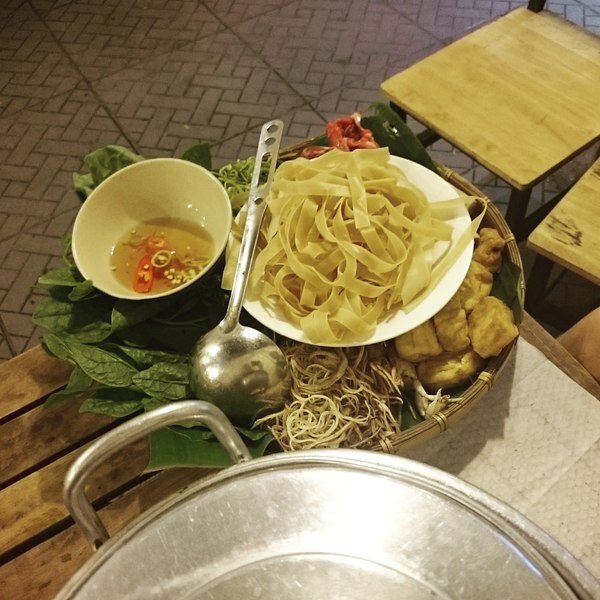 Одно из моих любимых блюд. Лау, в меню обычно называется hot pot. Большая чаша с разными ингредиентами, сырым мясом, овощами, лапшой, а так же кастрюля с бульоном на горелке. Вы сами все это варите и едите. Стоит такое блюдо 120.000 донгов (5.5$). Рассчитано на 3-4 человек. Но для особо прожорливых как я, вполне идет на двоих)