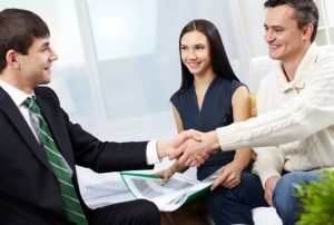 Немаловажным преимуществом вас, как покупателя, можно также обозначить и то, что вы готовы дать определенное время продавцу, если он при продаже нуждается в поиске нового жилья. Вероятно, он обратиться к вам с просьбой об отсрочке, и тогда у вас полностью развязываются руки к тому, чтобы попросить желаемую скидку.