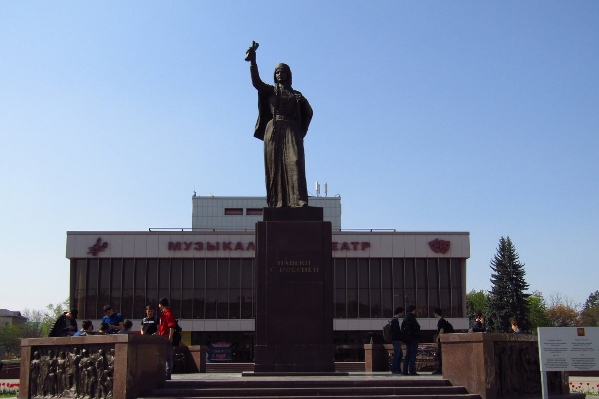 Площадь марий нальчик. Монумент навеки с Россией Нальчик. Памятник Марии Темрюковне в Нальчике. Площадь 400 летия Нальчик. Кабардино Балкарская Республика Нальчик площадь 400 летия.