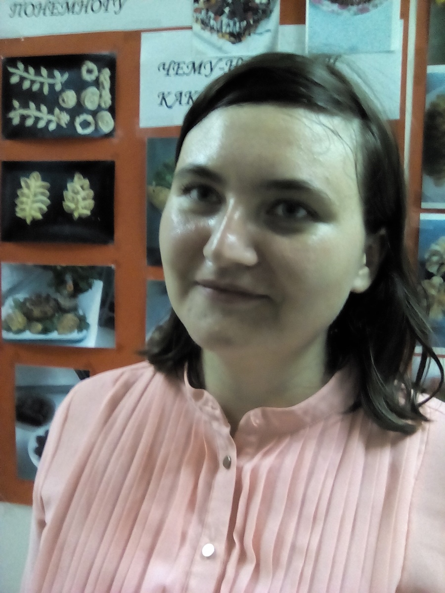 30-летняя училка английского из Канска Красноярского края Светлана Филиппова, которая совратила двух 14-летних школьников и одного 13-летнего, признана невменяемой. Вместо 5-12 летнего срока в колонии общего режима ее хотят отправить на лечение.  
В течение 2018 года Светлана вела интимные переписки с ребятами из своего класса. Она просила ублажать все ее прихоти, а также обещала хорошенько удовлетворить в ответ парней. Расплатиться обещала хорошими оценками по предмету, признавалась в любви, страдала и чуть ли не преследовала парней. У женщины диагностировано психическое расстройство, лишающее ее возможности осознавать фактический характер и общественную опасность своих действий.
