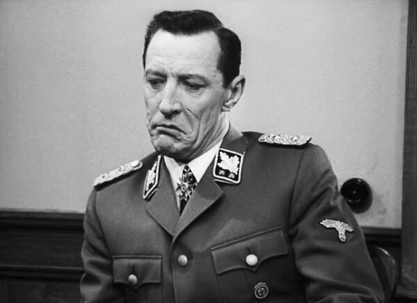 Подсудимый Нюрнбергского процесса Эрнст Кальтенбруннер дает показания — военное фото