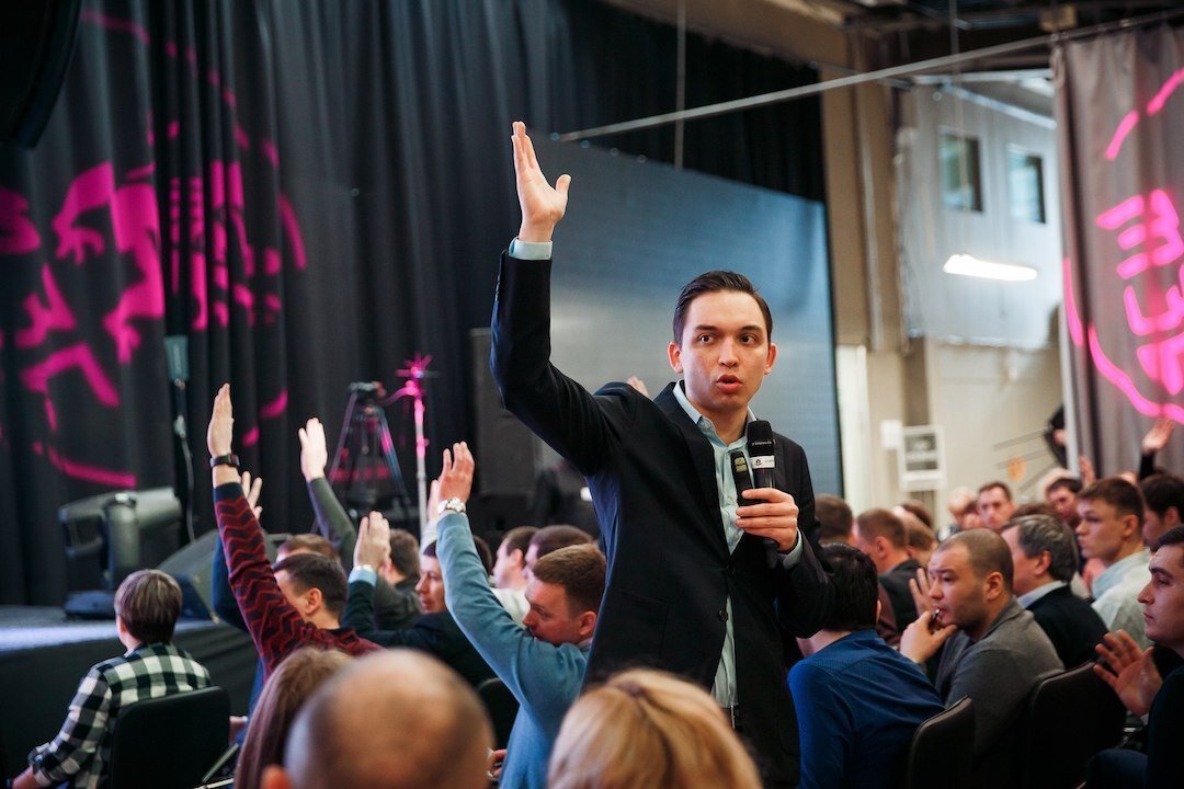 Страница выступить. Ирина баржак москва. Градосельская андрей. Девушка выступает с докладом. Выступление с докладом на конференции.