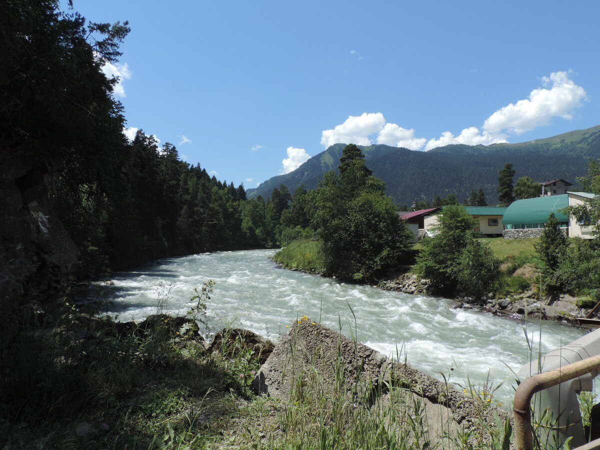 На берегу реки Большой Зеленчук