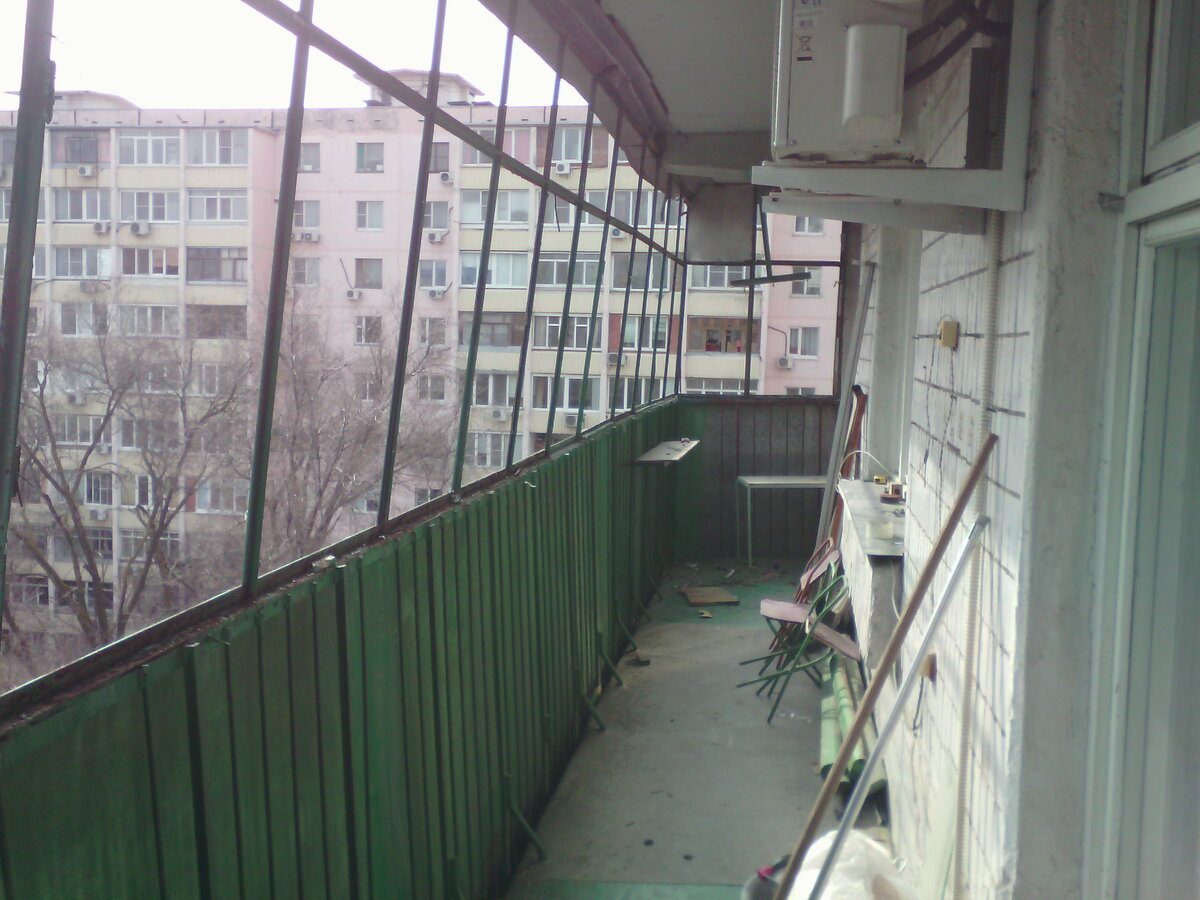 Стекла уже сняли и ломали голову как это всё болгаркой пилить? Шестой этаж как ни как.