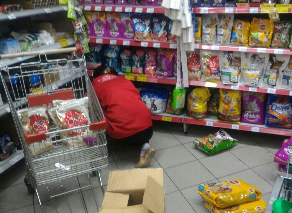 Зачем отвлекаться на условности, вроде санитарных норм (товар на полу) ,  если все равно устал и будешь увольняться? 