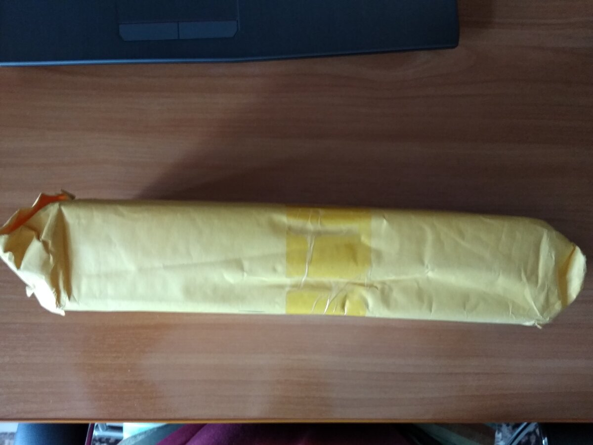 Несмотря на небольшие размеры, посылка была неожиданно приличного веса.