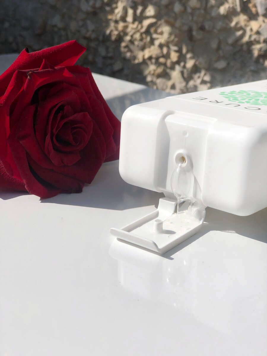 Да, чуть не забыла! Бонусом к отмыванию жира и пота идет придание объема волосам. Справедливости ради скажу, что объем не такой, как от биотиновых шампуней (там-то у волос полный органикс), чуть поменьше, но он тоже есть, это не может не радовать.

💥Сам шампунь пенится, мылится, наносится, разносится, смывается - нормально. Он не утекает сквозь пальцы, достаточно густой и плотный. Ощутимо пахнет мятой. Запах на волосах остается, но не такой интенсивный, как в первые часы. Намыливаю голову один раз, на многоповторке не работаю😀 Крышка - открывашка, сам флакон квадратный, что, несомненно, радует. А то эти "устремленные в потолок ванной комнаты космические узкоколейные шаттлы" так и норовят отдать челобитную полу, растекаясь перед ним своим содержимым в реверансе.
