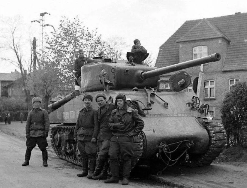 Советские танкисты на американском танке Шерман